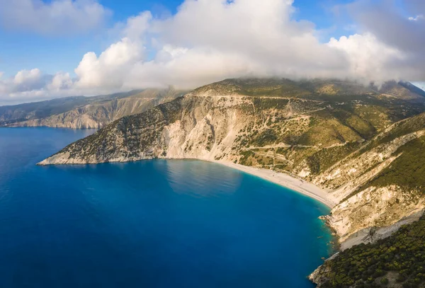 Yunanistan 'ın Kefalonia Adası' nda mavi körfezli Myrtos plajı.