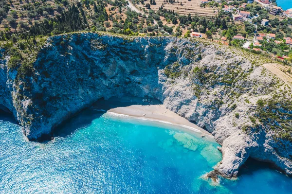 Assos köyünün hava panoramik manzarası. Kefalonia Adası, Yunanistan. Seyahat yaz mesleği kavramı.