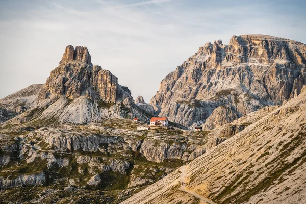 Ünlü Tre Cime di Lavaredo 'nun çevresindeki inanılmaz doğa manzarası. Rifugio Antonio Locatelli alp kulübesi Dolomitler, İtalya 'da popüler bir seyahat merkezi..