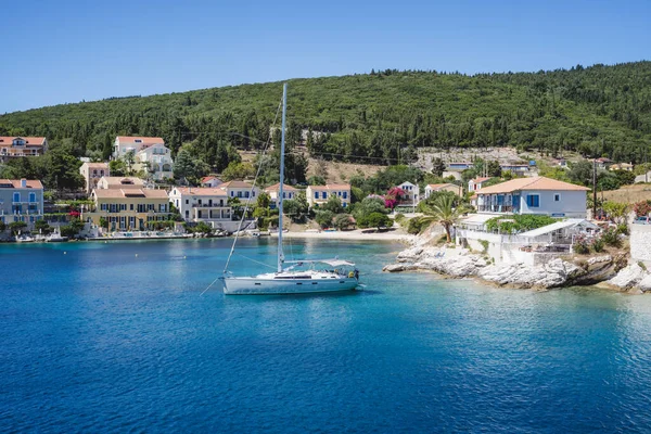 kefalonia island, Yunanistan'ın fiscardo Köyü'nde yelkenli tekneler demirli.