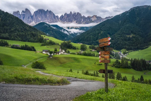 Val Funes Vadisi Ndeki Magdalena Kilisesi Dolomitler Talya Arkaplanda Furchetta — Stok fotoğraf