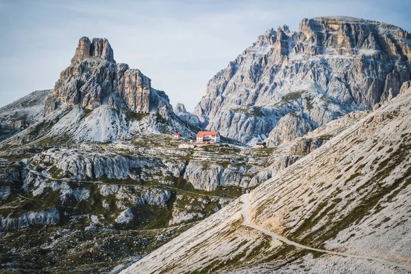 Alpine hut Dreizinnenhutte ve dağ Toblinger Knoten Sexten Dolomites, South Tyrol, İtalya içinde.