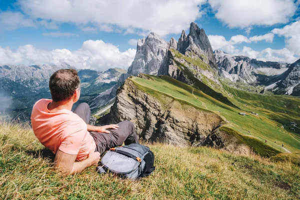 Homem Com Mochila Desfrutar Paisagem Seceda Pico Dolomitas Alpes Odle — Fotografia de Stock