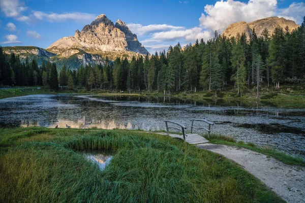 Lago Antorno Gölü, Tre Cime di Lavaredo Dağı arka planda, Dolomitler, İtalya.
