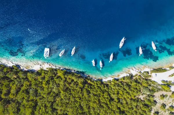 Fiskardo Kék Öbölében Dokkoló Vitorlás Hajók Magaslati Nézete Kefalonia Sziget — Stock Fotó