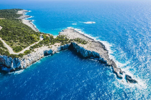希腊爱奥尼亚岛 凯法利尼亚 阿尔巴利海滩附近岩石海岸线的无人驾驶飞机图像 — 图库照片