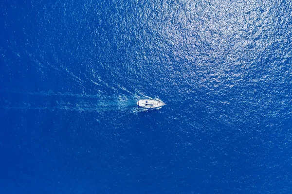 希腊Kefalonia岛Assos村豪华游艇的空中景观 — 图库照片