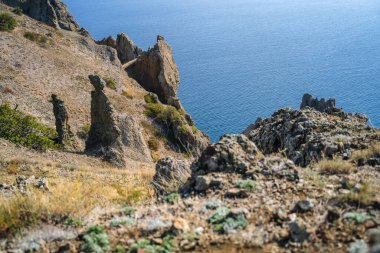 Karadağ, Kırım 'daki olağanüstü taş sütunlar. Altın sonbaharın güneşli gününde dağın tepesinden bak..