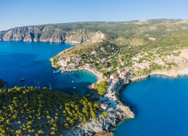 Cefalonia, İyonya, Yunanistan 'daki Assos adası. Güzel ve renkli geleneksel balıkçı köyünün insansız hava aracı fotoğrafı..