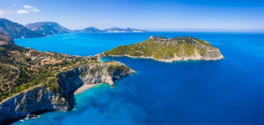 Assos köyünün hava panoramik manzarası. Kefalonia Adası, Yunanistan. Seyahat yaz mesleği kavramı.