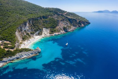 Vasiliki limanı yakınlarındaki Agiofili kumlu ikonik cennet kumlu sahilinin hava aracı fotoğrafı, zümrüt kristal berrak deniz ve yelkenli tekneler demirli, Lefkada Adası, İyonya, Yunanistan.