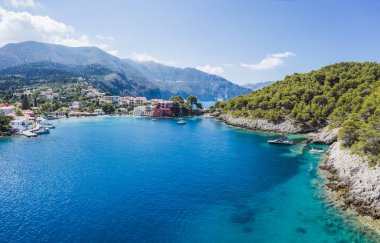 Yunanistan 'ın Cefalonia adasındaki Assos köyünün havadan panoramik manzarası. Seyahat yaz mesleği kavramı.