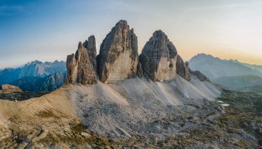 Gün batımında Dolomites Alplerinde Tre Cime 'nin panoramik hava manzarası, Ulusal Doğa Parkı. İtalya, Avrupa.
