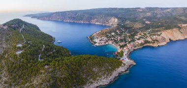 Yunanistan 'ın Cefalonia adasındaki Assos' un havadan panoramik görüntüsü. Güzel ve renkli geleneksel balıkçı köyünün insansız hava aracı fotoğrafı..