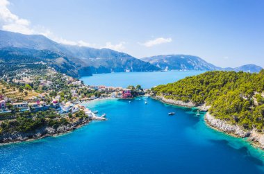 Yunanistan 'ın Cefalonia adasındaki Assos köyünün havadan panoramik manzarası. Seyahat yaz mesleği kavramı.