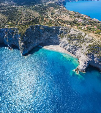 Assos köyünün hava panoramik manzarası. Kefalonia Adası, Yunanistan. Seyahat yaz mesleği kavramı.