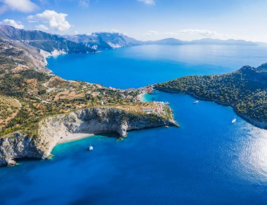 Assos köyünün hava panoramik manzarası. Kefalonia Adası, Yunanistan. Seyahat yaz mesleği kavramı.