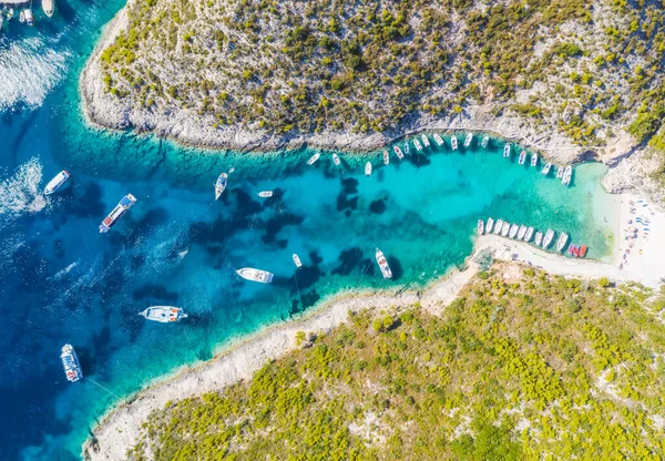 从空中俯瞰Vromi港 蓝色海湾上有许多渔民和观光游艇 Zakynthos Zante岛 — 图库照片