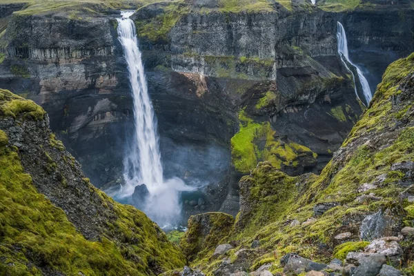 Dramatyczny Krajobraz Epickiego Wodospadu Haifoss Kanionie Landmannalaugar Islandia — Zdjęcie stockowe