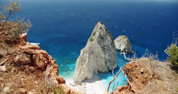 Formación Acantilados Roca Blanca Mar Azul Barcos Turísticos Enmarcados Por — Vídeos de Stock