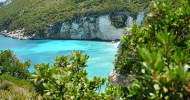 Прихована Бухта Острові Греції Блакитне Море Скелястий Берег Літній Відпочинок — стокове відео