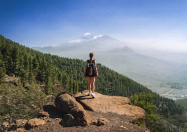 Genç bir kadın Tenerife, İspanya 'da volkan tepesinde yürüyüş yapıyor. Yüksek kalite fotoğraf