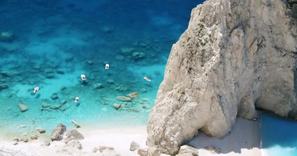 Playa Remota Con Enorme Formación Roca Blanca Con Laguna Azul — Vídeos de Stock