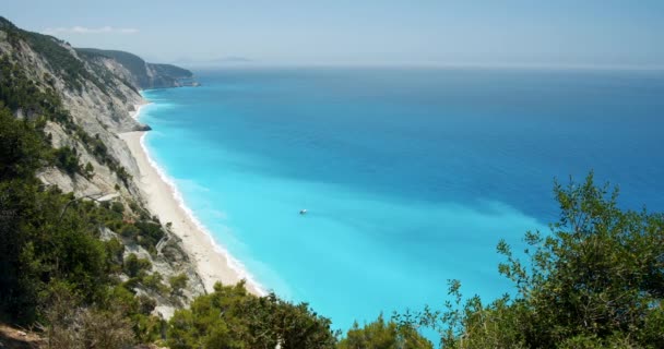 Yunanistan Lefkada Adasındaki Egremni Plajı Yakınlarındaki Turkuaz Mavi Deniz Lagünündeki — Stok video