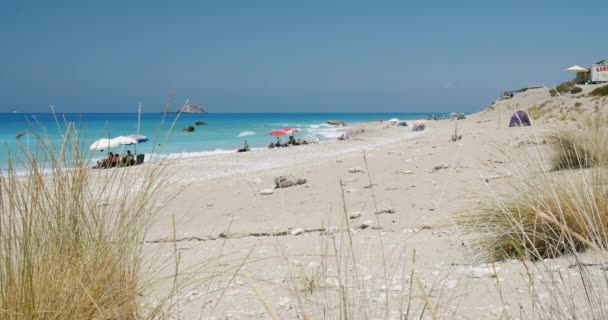 Прекрасний Довгий Пляж Хвилі Білою Піною Блакитним Морем Розслабтеся Насолоджуйтесь — стокове відео