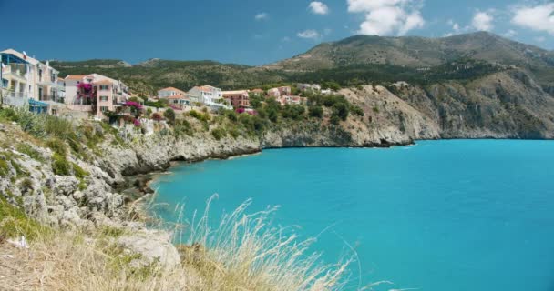 Costa Isla Iónica Griega Coloridas Casas Costa Rocosa Vacaciones Verano — Vídeo de stock