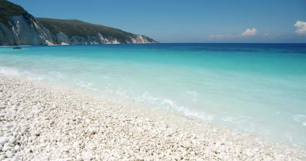 Yunanistan Yon Adası Nda Turkuaz Mavi Göllü Beyaz Çakıl Taşı — Stok video