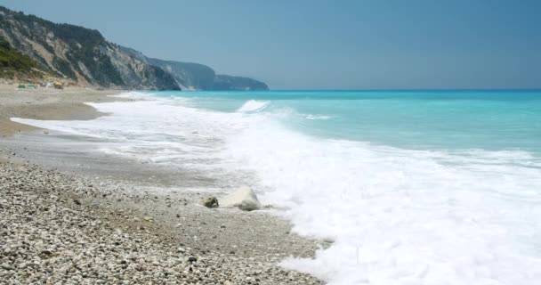 Güzel Uzun Sahil Beyaz Köpüklü Dalgalar Mavi Deniz Rahatla Yaz — Stok video