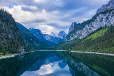 Gosau Gölü ve Dachstein Zirvesi dağlarının havadan görünüşü ve yaz mevsiminde görünen buzullar, Yukarı Avusturya, Avrupa.