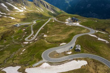 Yılan yolu dağ geçidinden geçiyor - Grossglockner, Avusturya.