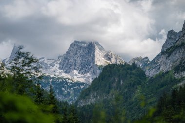 Dachstein Zirvesi sıradağları ve yazları Gosau, Yukarı Avusturya, Avrupa 'da görünen buzullar.