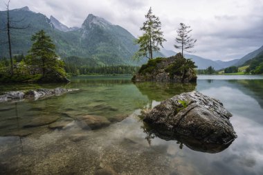 Watzmann Dağı tepelerinin yansımasıyla Hintersee Gölü. Ramsau Berchtesgaden Bavyera, Almanya, Avrupa.