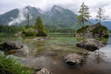 Watzmann Dağı tepelerinin yansımasıyla Hintersee Gölü. Ramsau Berchtesgaden Bavyera, Almanya, Avrupa.