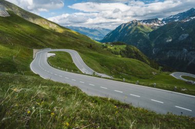 Yılan yolu dağ geçidinden geçiyor - Grossglockner, Avusturya.
