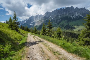 Avusturya, Tirol 'deki Wilder Kaiser dağlarında yürüyüş parkurları..