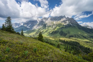 Avusturya, Tirol 'deki Wilder Kaiser dağlarında yürüyüş parkurları..