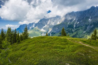 Gezgin adam yürüyüş yolunda, Avusturya 'nın Wilder Kaiser dağlarının tadını çıkarıyor..