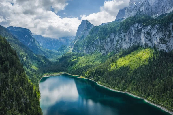 夏季欧洲上奥地利Gosau湖和Dachstein山顶山脉的空中景观和可见的冰川冰 — 图库照片