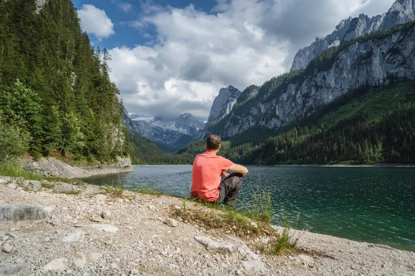 Homem Desfrutando Montanhas Dachstein Refletido Lago Gosau Áustria — Fotografia de Stock