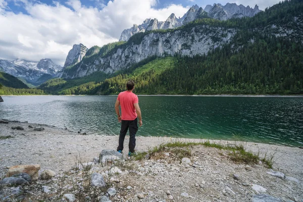 Homem Desfrutando Montanhas Dachstein Refletido Lago Gosau Áustria — Fotografia de Stock
