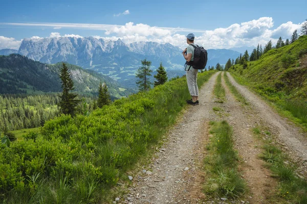 Viajante Trilha Caminhada Desfrutando Das Montanhas Wilder Kaiser Tirol Áustria — Fotografia de Stock