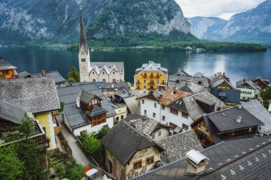 Hallstatt binaları çatıları ve Luteryan Kilisesi 'nin arka grubunda göl ve dağları var. Salzkammergut bölgesi, Avusturya, Alpler. Avrupa.