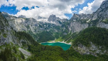 Gosau Gölü ve Dachstein Zirvesi 'nin panoramik hava manzarası ve yaz mevsiminde görünen buzullar, Yukarı Avusturya, Avrupa.