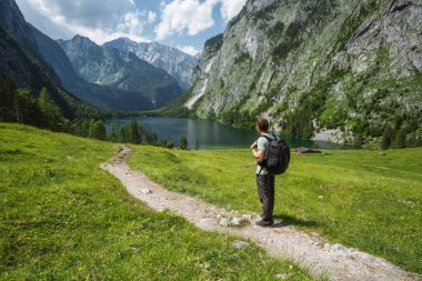 Yaz yürüyüşünde sırt çantalı bir adam Gosausee, Salzkammergut civarında. Avusturya.