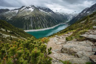 Schlegeis Stausee göl manzarası dağ yürüyüşü patikasından. Zillertal, Avusturya, Avrupa.