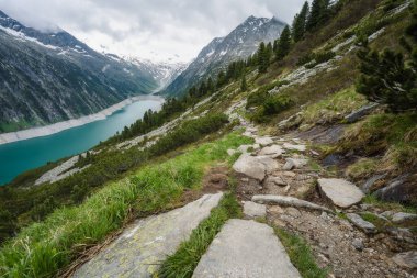 Schlegeis Stausee 'nin dağ yürüyüşü patikasındaki güzel manzarası. Zillertal, Avusturya, Avrupa.
